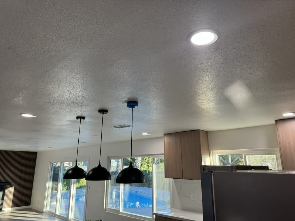 Kitchen & dining with pool view