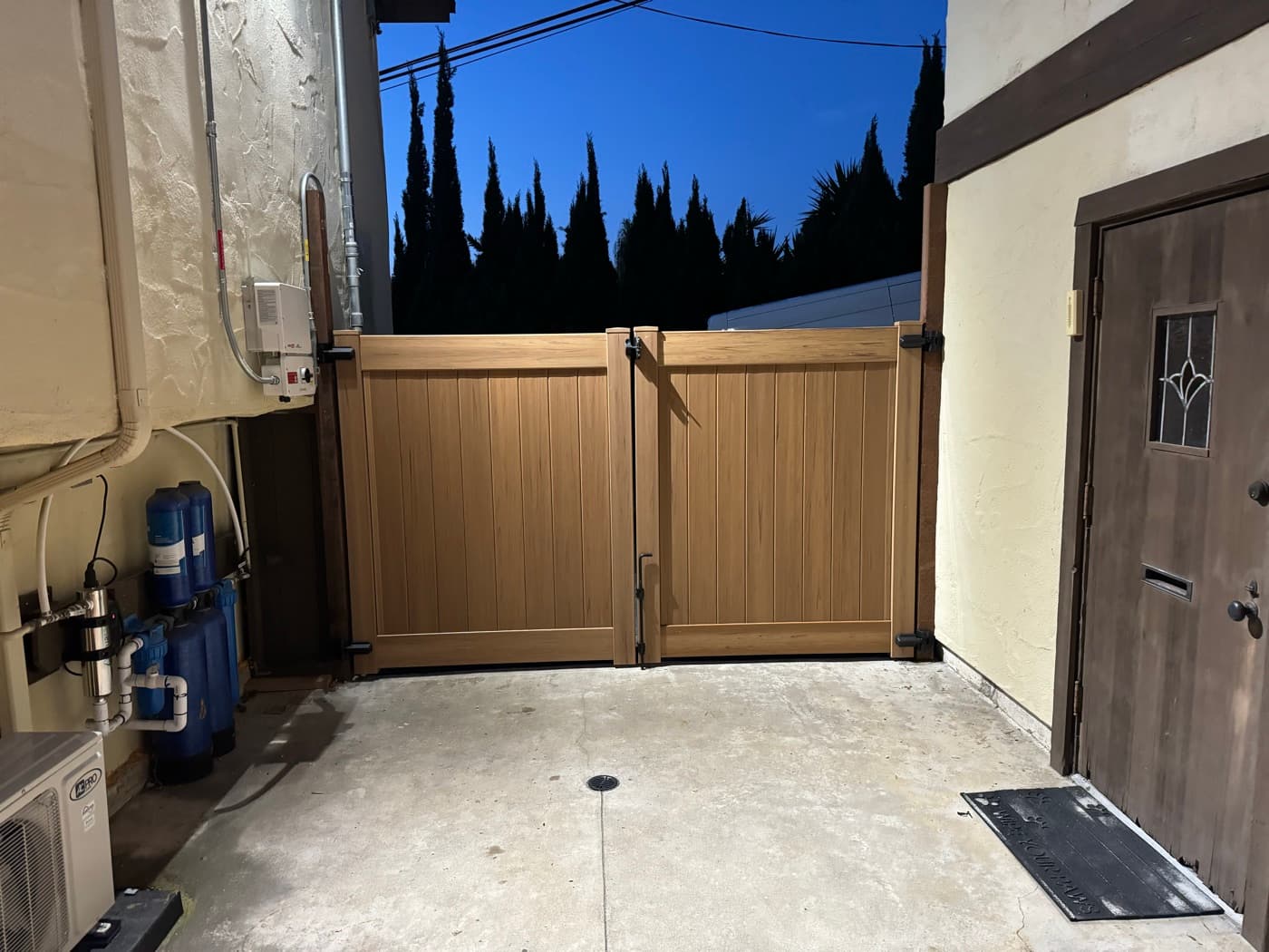 New wood-grain vinyl gate